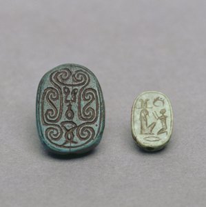 (L-R) egyiptomi fajansz szkarabeusz amulett, második köztes időszak, 13-17. dinasztia, ie 1650 körül; zöld földpát szkarabeusz amulett, késői időszak, 26. dinasztia, ie 600 körül